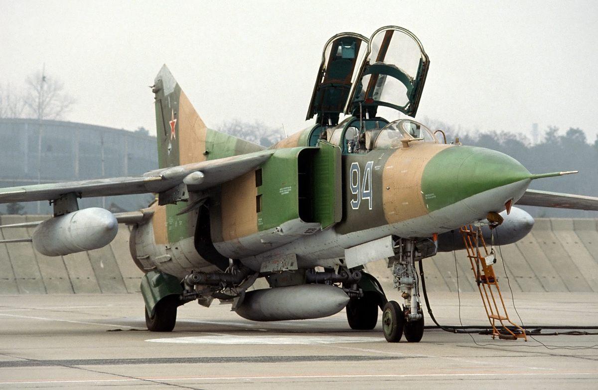 559 APIB Mig-23UB 94 Blue_0904013 (2)