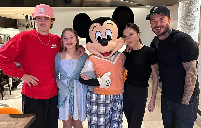 David Beckham dan keluarganya saat berpose untuk mengabadikan momen bersama Mickey Mouse di Disneyland, Florida, Amerika Serikat.