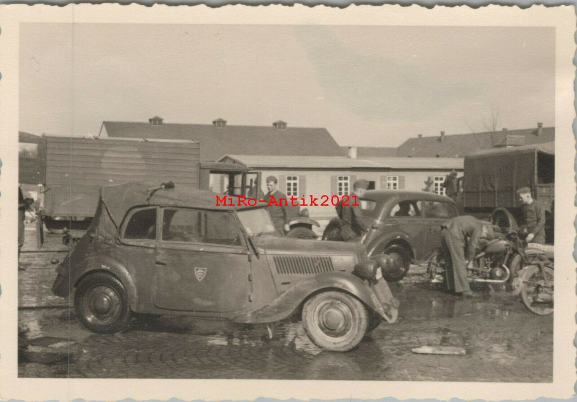 Foto, Wk2, Pkw und Kräder auf einem Parkplatz in Frankreich