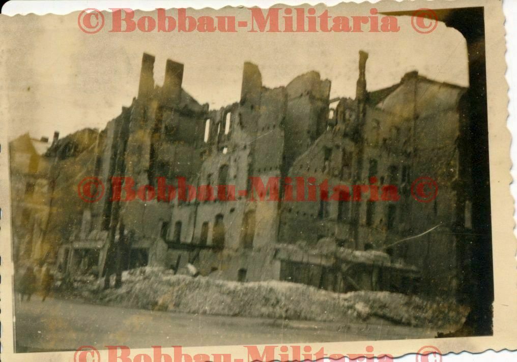 Foto privat Endkampf Berlin Tiergarten 1945 zerstörte Häuser Ruinen combat2