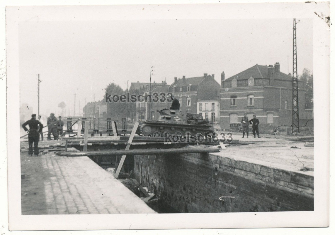 Foto Panzer überquert Kanal auf Pionier Notbrück