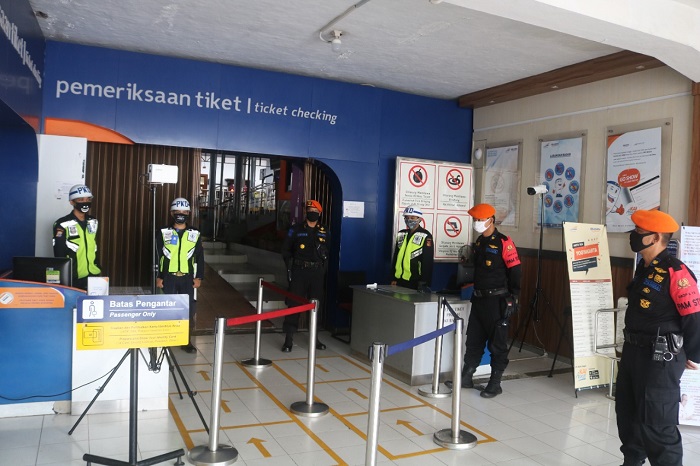 Petugas boarding bertugas mengecek identitasmu dan berkas syarat perjalanan lainnya saat akan naik kereta api.