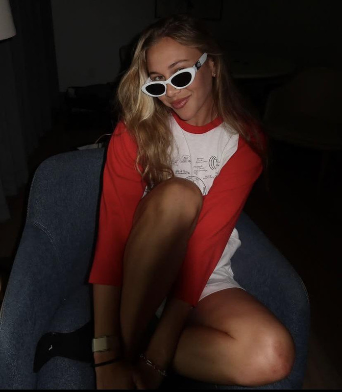 Amanda Anisimova 00qz2tz4zphh1