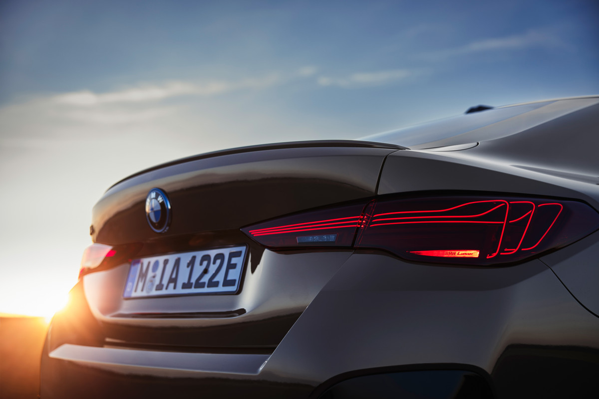 P90546607_highRes_the-new-bmw-i4-e-dri