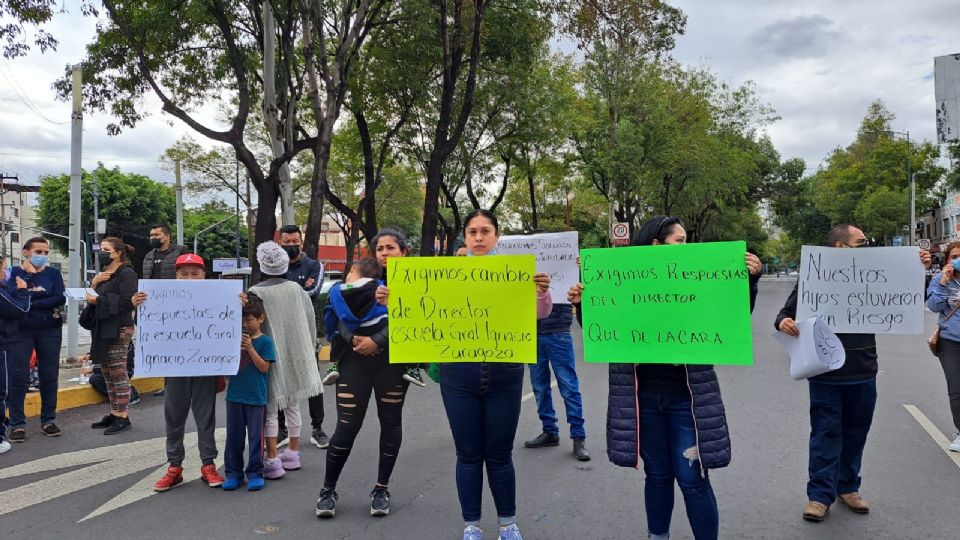 Padres de familia bloquean Marina Nacional; aseguran que sujeto armado ingresó a un plantel escolar