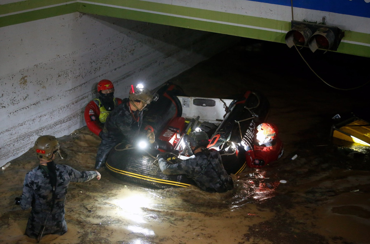 Rescatan a personas atrapadas en un estacionamiento inundado tras tifón