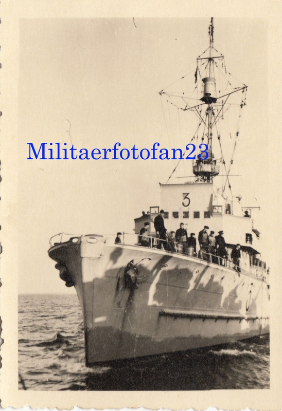 Kriegsmarine Minenräumboot 3 im Hafen vor dem Ka