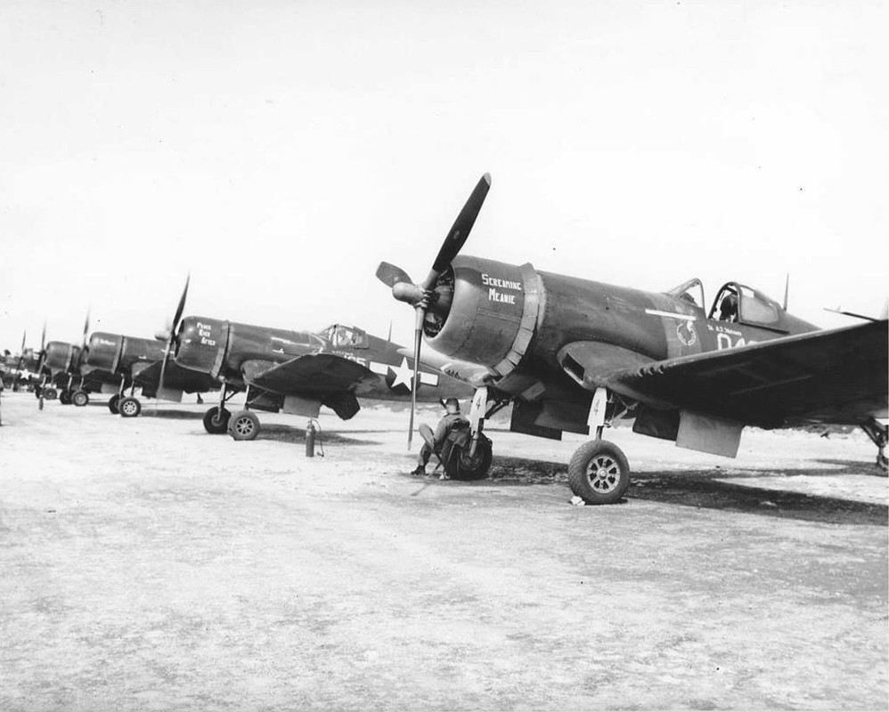 Vought-F4-U-1-A-Corsair-VMF-321-White-04