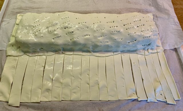 Пирог слоёный с куриным филе и сыром