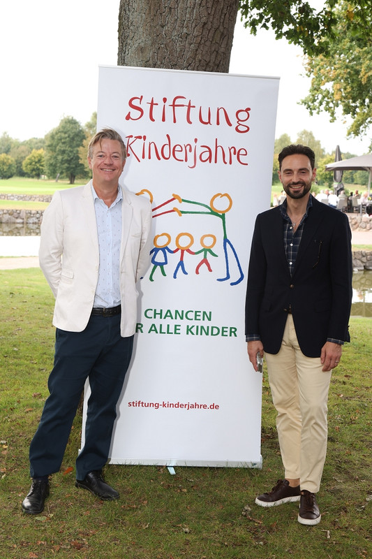 web_Arne Platzbecker_Christian Temme v Breuninger_Indian Summer 2025 Stiftung Kinderjahre (c) Walloc