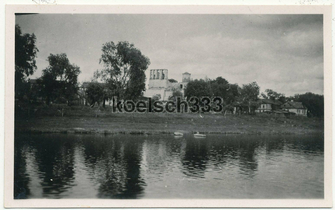 Foto Panoramablick über den Fluss auf Ruinen einer Kirche in Pleskau Russland