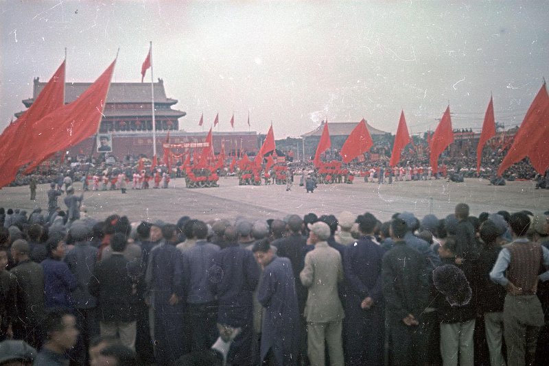 Провозглашение Китайской Народной Республики 1 октября 1949 г. Провозглашение Китайской Народной Республики 1 октября 1949 г. снимке, Владиславович, Владислав, Микоша, серой, куртке, СНИМКОВ, МНОГОМНОГО, КАТОМ, фотокинооператор, советский, случаю, октября, Тяньаньмэ́нь, площади, провозглашение, Китайской, автор, республики, Народной