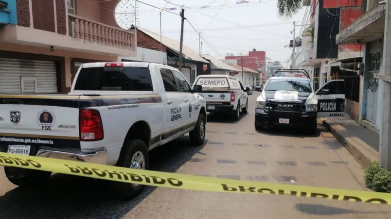 Pistoleros irrumpen en barbería y le arrebatan la vida a un hombre en Michoacán