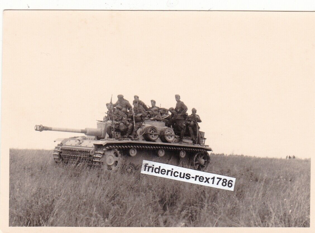Foto WH Panzer Tank Sturmgeschütz StuG mit Infanterie im Osten Combat Front