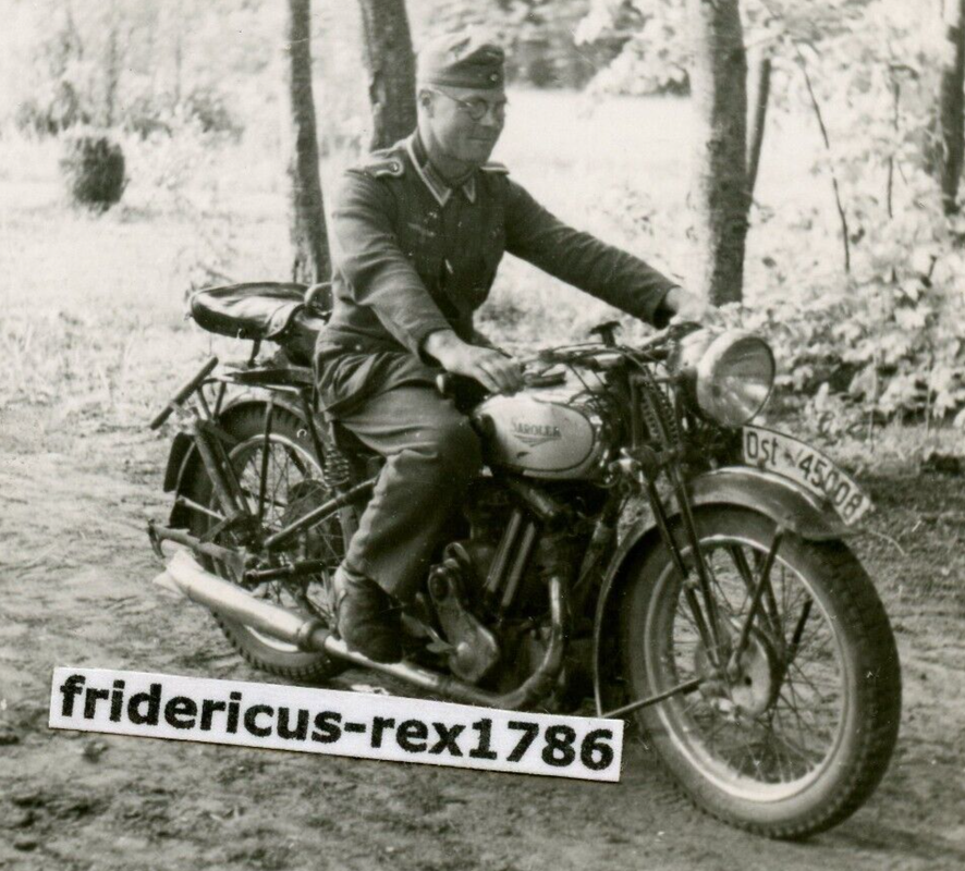 Foto WH belgisches Beute Krad Motorrad der Marke Saroléa Kennung Ost 45008.