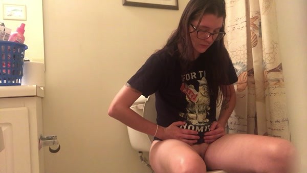 Missellie8 (aka Ellie Shae) - Morning close-up of my toilet for you! [720p]