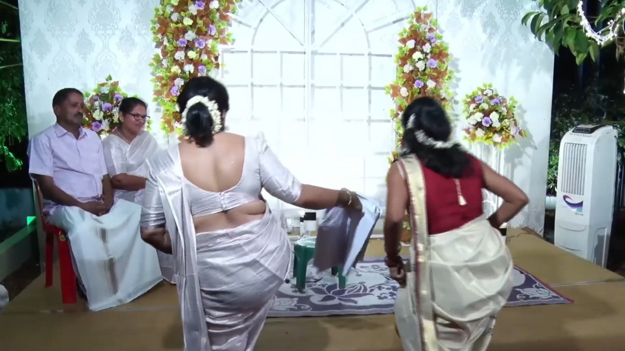 Hot fleshy Malayali aunty tummy foldand big ass in white saree.mp4_snapshot_00.02.698