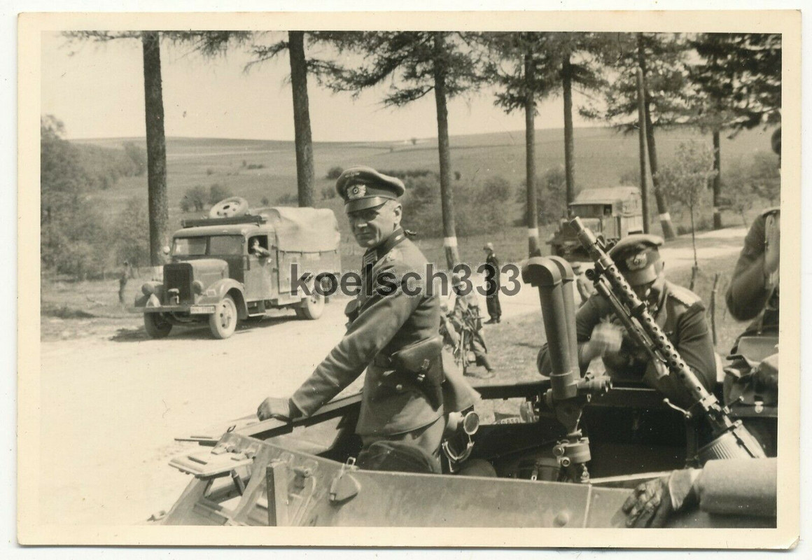 Foto Kommandeur beobachtet Vormarsch im Westen aus dem 4 Rad Panzerspähwagen !