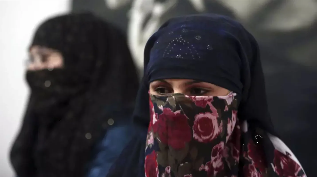 Sentencian a mujer a dos años de prisión por no usar velo