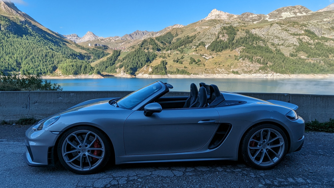 Route des grandes alpes en 718 spyder J1-lac-et-voiture-cote