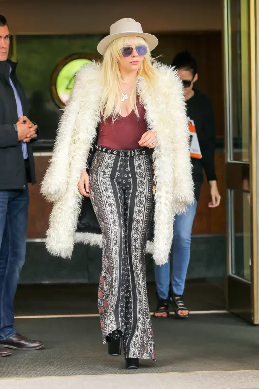 5-7-16-Leaving-her-apartment-in-NYC-004.