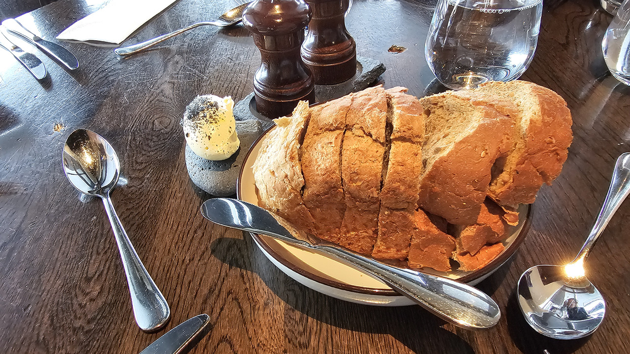 組員說他想要這個石頭，不知道後來有沒有買到