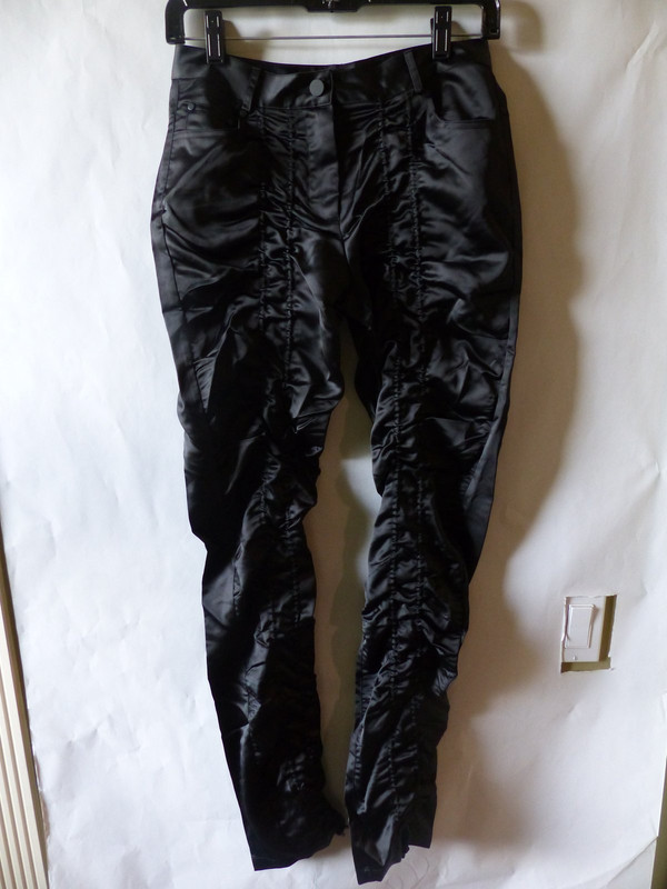RUVE LOE RUFFLE BLACK PANTS IN WMNS SIZE SMALL