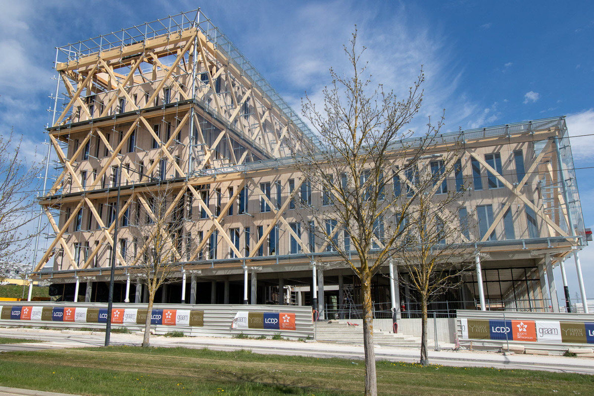 https://i.postimg.cc/c4sr1vrw/le-siege-de-la-caisse-d-epargne-sera-le-plus-gros-batiment-de-france-en-construction-bois-photo-lbp.jpg