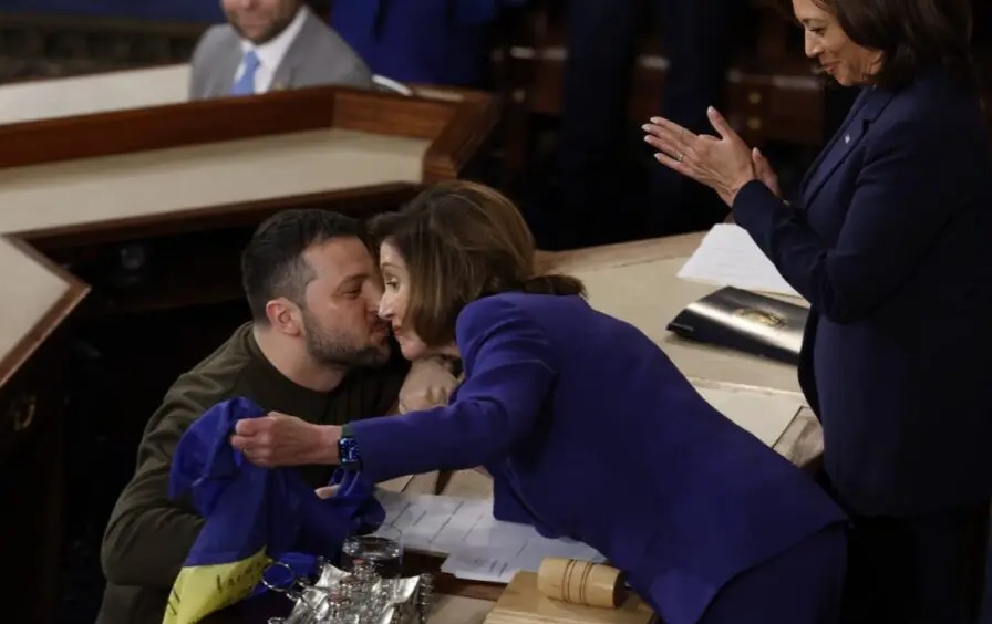 pelosi-zelensky-kiss-1024x576
