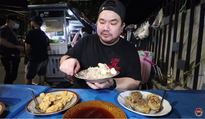 Nex Carlos saat mencicipi menu di Ayam Goreng Gohyong Malaya.