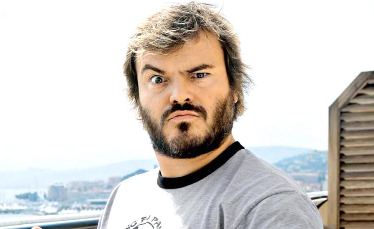 Cabelo castanho escuro e penteado ousado de Jack Black  em 2024