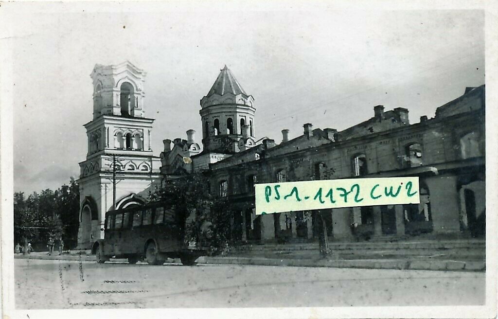 Luftwaffe LKW vor e. zerstörten Vierten und Kirche in LUGA Russland 1942 !