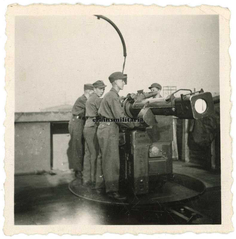 Orig. Foto Flakhelfer Jugend Pimpf am Kommandogerät Optik in Flak Stellung 1944 (2)