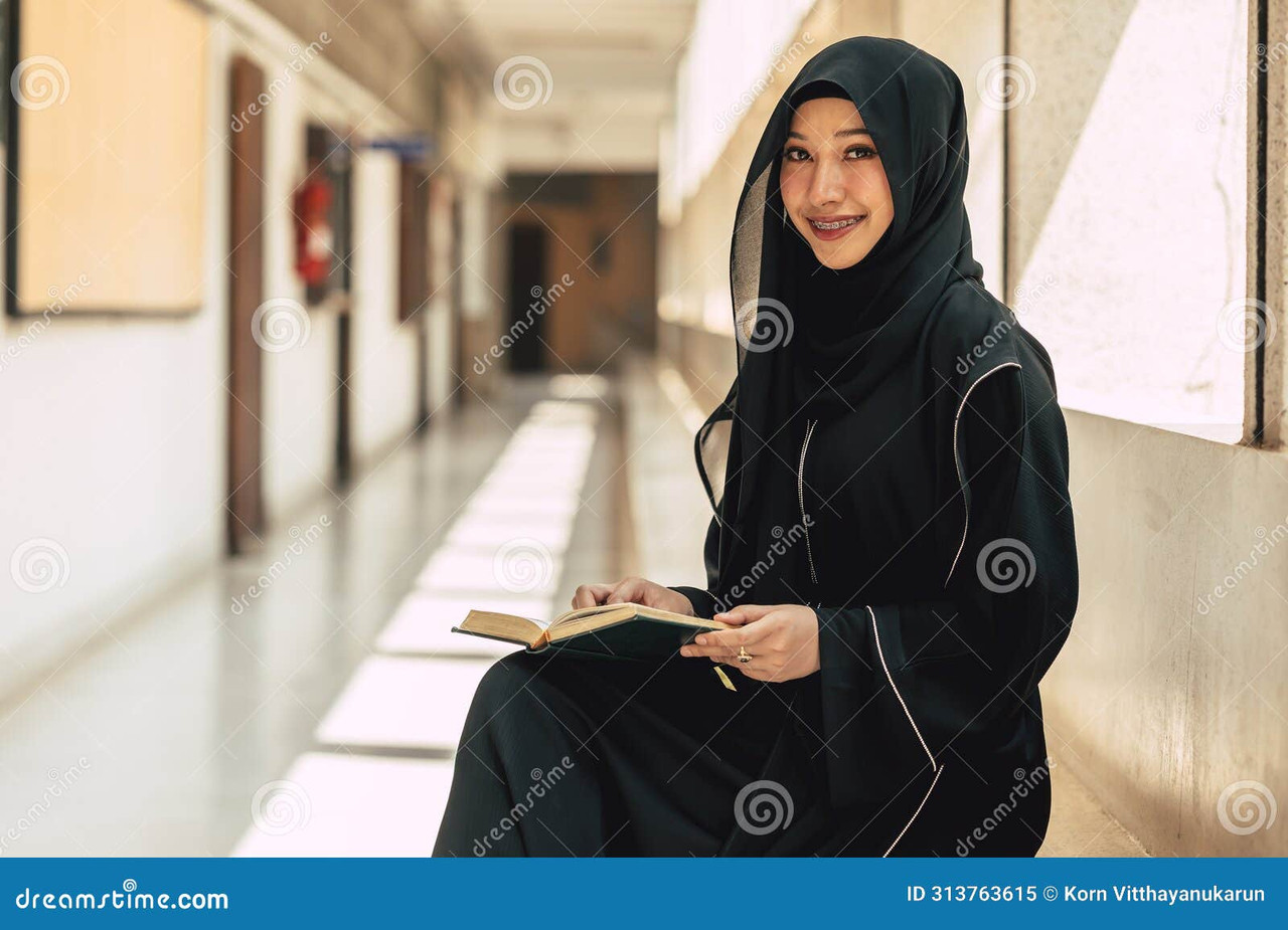 C:\Users\lenovo\Pictures\Saved Pictures\muslim woman\donna-musulmana-del-niqab-legge-e-impara-il-corano-la-fede-nel-libro-sacro-di-al-quran-dama-chador-nero-foto-scattata-da-nera-arab-313763615.jpg