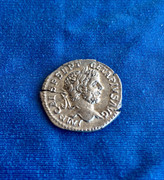 Denario de Geta (busto barbado). PONTIF TR P II COS II. Genio a izq. Roma E075-B406-B34-F-45-A4-B346-5-AC69-E7275-BC