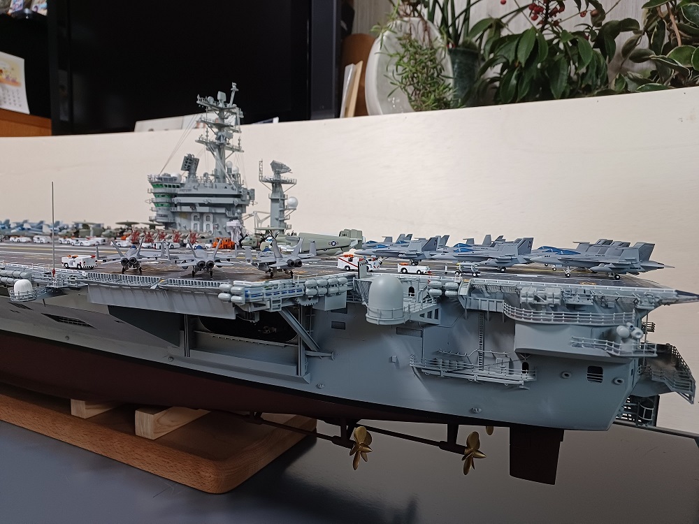 Porte-Avions USS Nimitz au 1/200 en total scratch traditionnel File