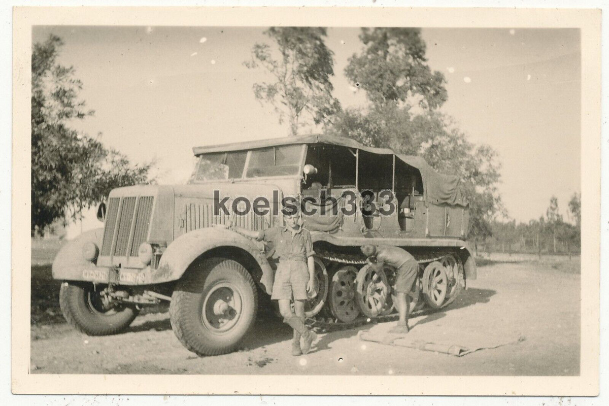 Foto Afrika Korps Soldaten an Panzer Halbkette in der Wüste in Nordafrika
