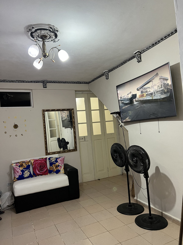 Detalle decorativo de la sala con elementos tradicionales cubanos