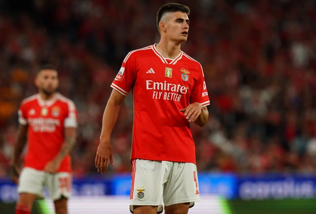 António Silva playing with Benfica