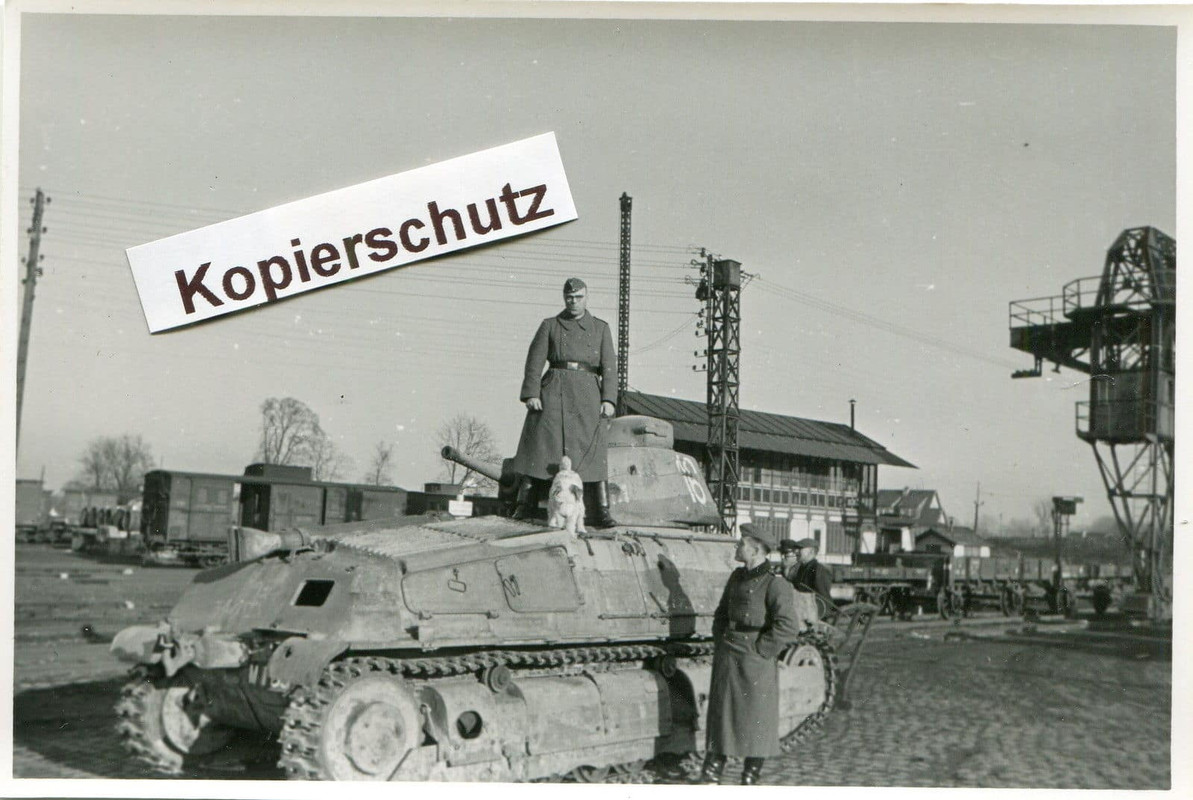 Frankreich , Beute Panzer auf Bahnhof La Fère