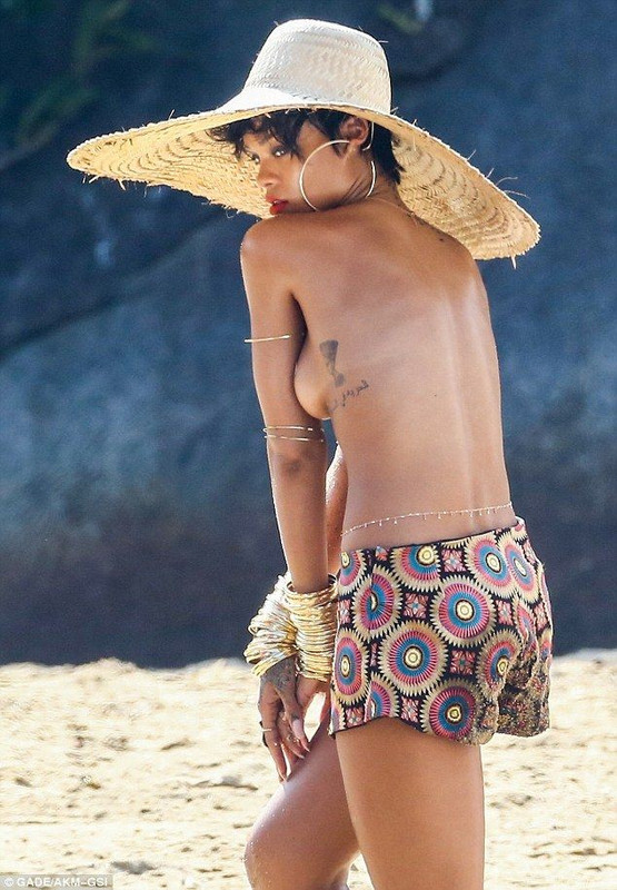 Rihanna-Topless-Sexy-13