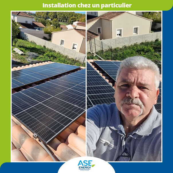 selfie homme ayant installé des panneaux solaires sur un toit de maison