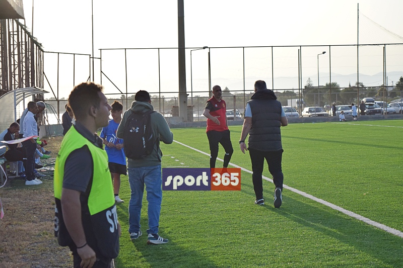 , &Tau;&omicron; &phi;&omega;&tau;&omicron;&rho;&epsilon;&pi;&omicron;&rho;&tau;ά&zeta; &tau;&omicron;&upsilon; &tau;&epsilon;&lambda;&iota;&kappa;&omicron;ύ &Epsilon;&rho;ά&nu;&eta;-&Pi;&alpha;&nu;&theta;&omicron;&upsilon;&rho;&iota;&alpha;&kappa;ό&sigmaf; (&phi;&omega;&tau;&omicron;)