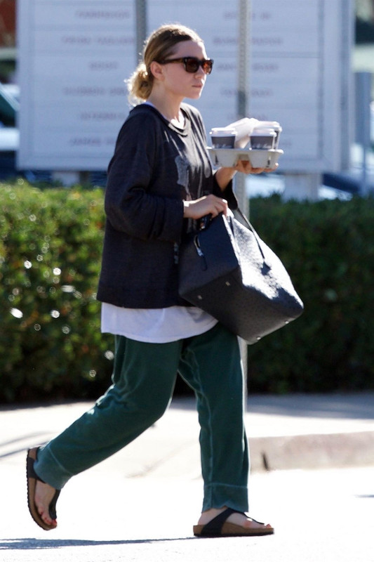 ashley-olsen-out-for-coffee-in-los-angeles-11-03-2018-1