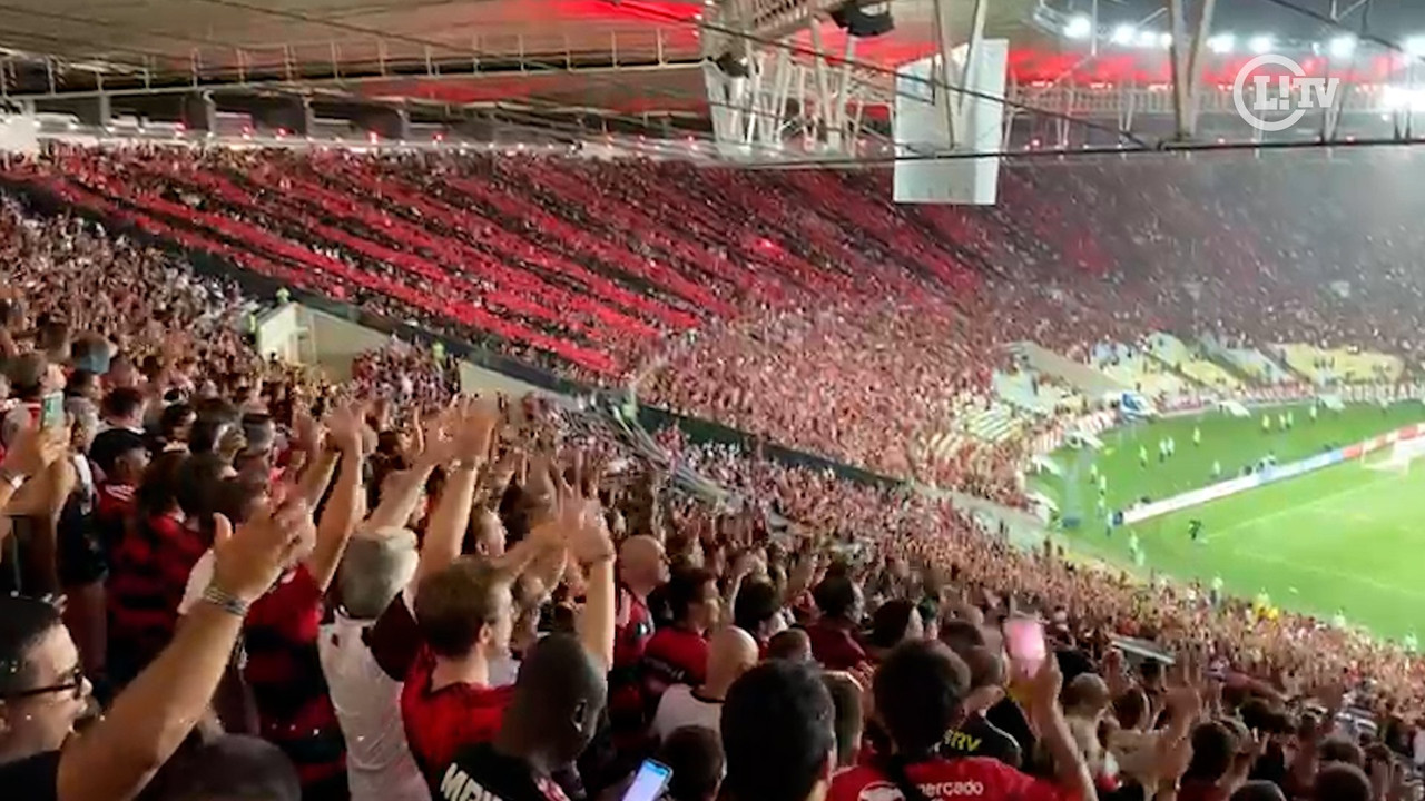 Torcida do Flamengo com bandeirão