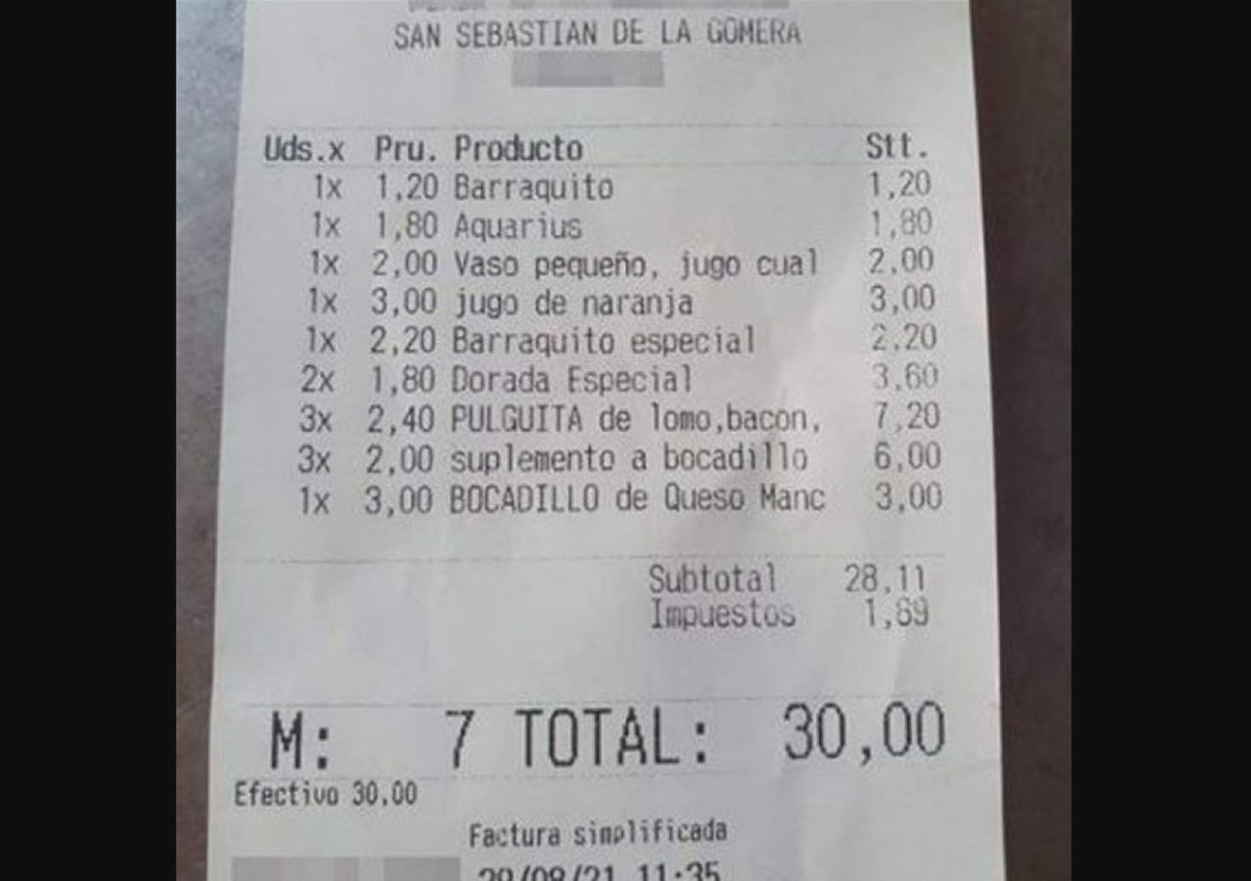 Joven expone estafa en cafetería, le cobran hasta el pan que no pidió