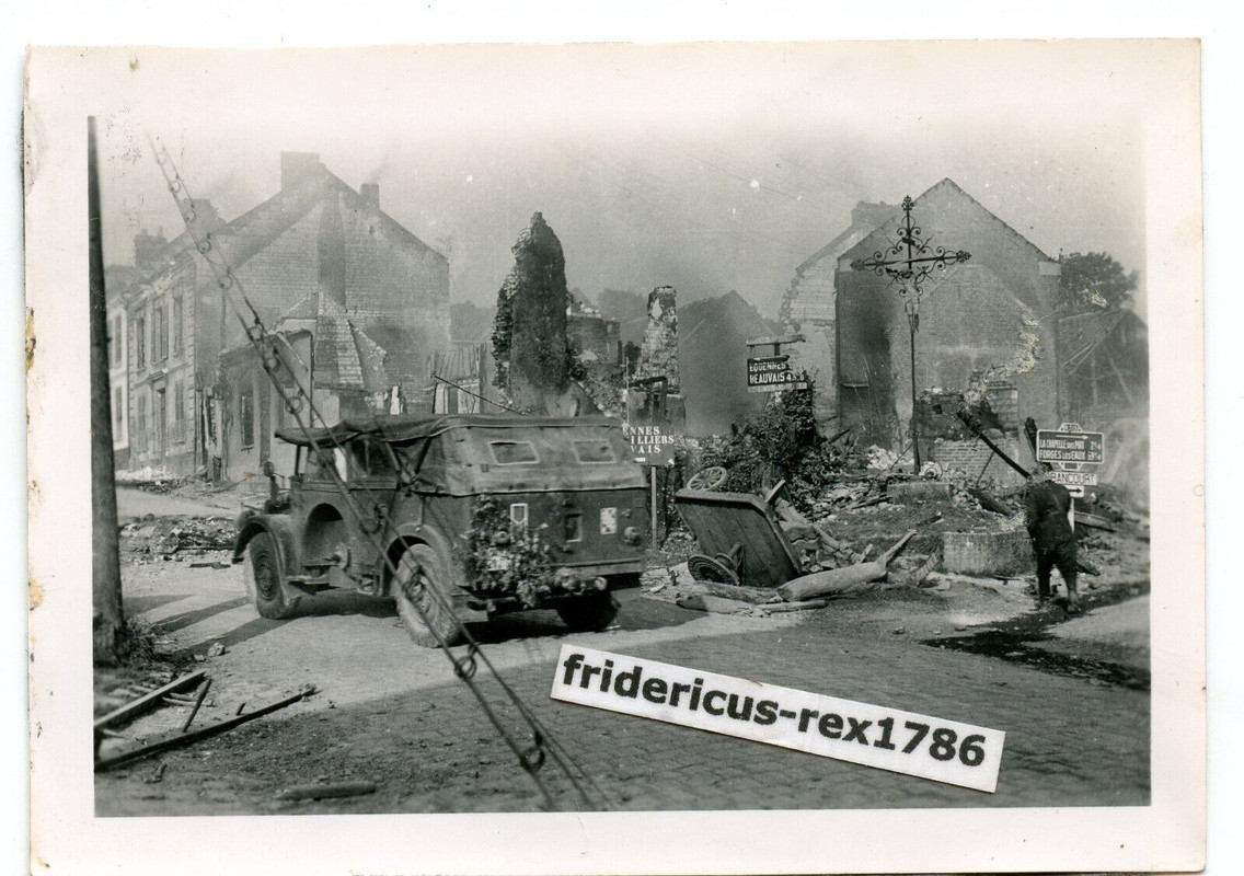 Foto WH Vormarsch France bei Forges-les-Eaux s Einheits-Pkw Kübel Kennung.