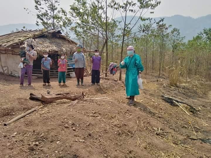 Dokter Nam tiba di gubuk kecil yang ditinggali pasiennya