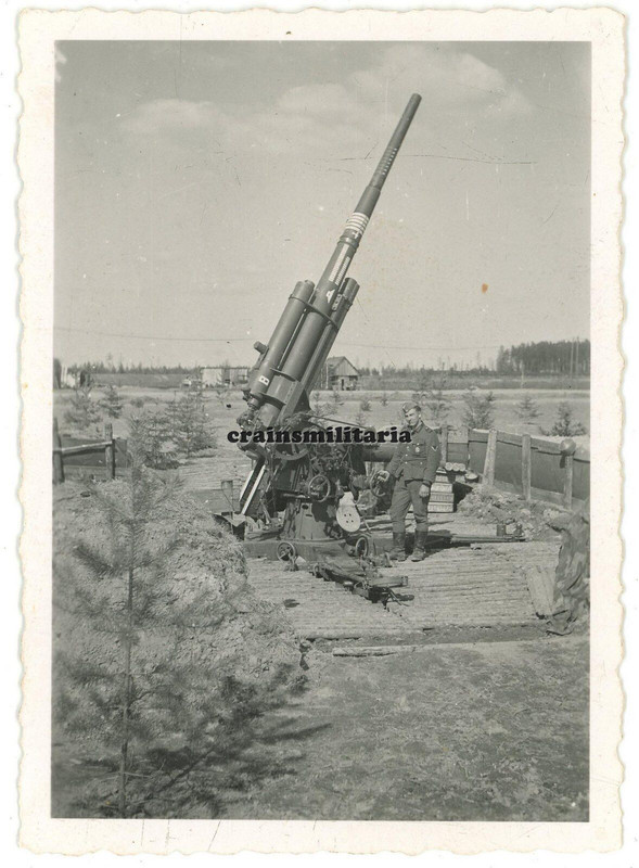 Orig. Foto 8,8 cm Flak Geschütz m. Bilanz Flugzeug & Bunker Stellung in Russland