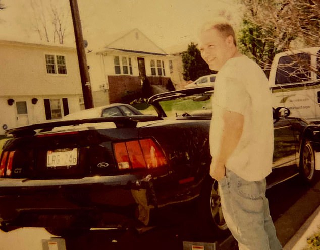 Hombre tenía 124 serpientes dentro de su casa; una de ellas lo mordió y murió